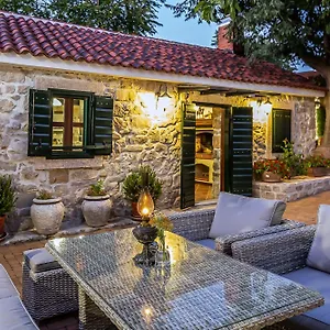 https://heritage-hotel-raznjevica-dvori.hotelinzadar.com